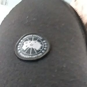 Canada goose all black mcleud v-neck with shoulder